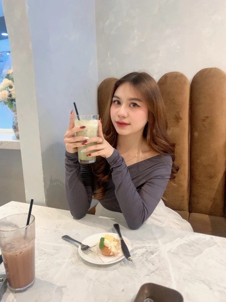 GIF diunggah oleh April