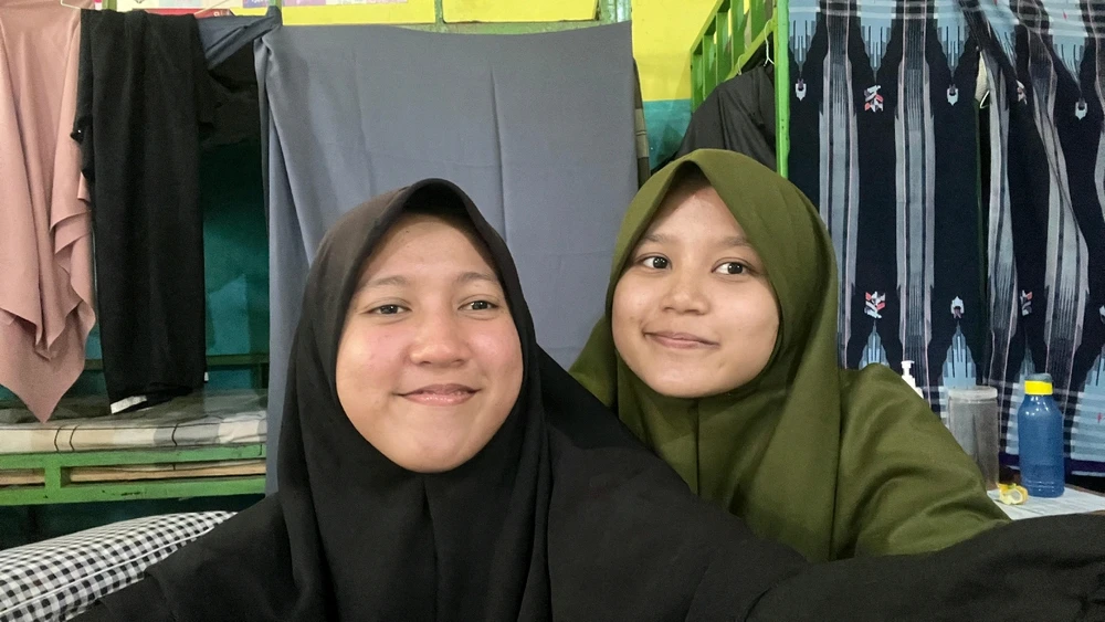 iya, aku yang pakai hijau