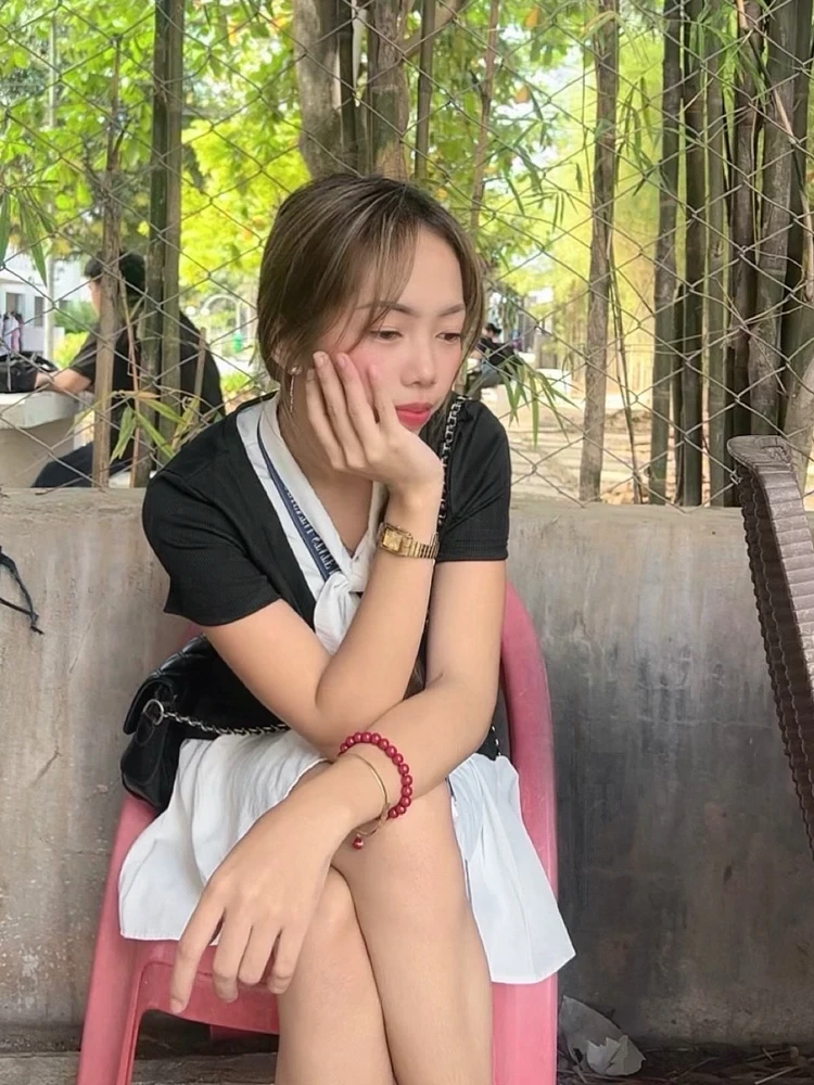 GIF tso los ntawm Jennie
