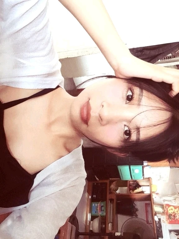 GIF uploaded by strawbvrri