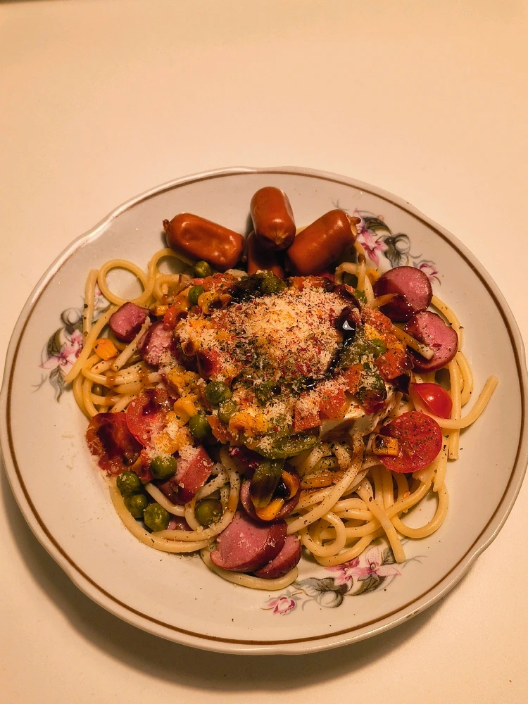 Крем паста з овочами, перепелиним яйцем присипана згори тертим твердим сиром та сумішшю спецій