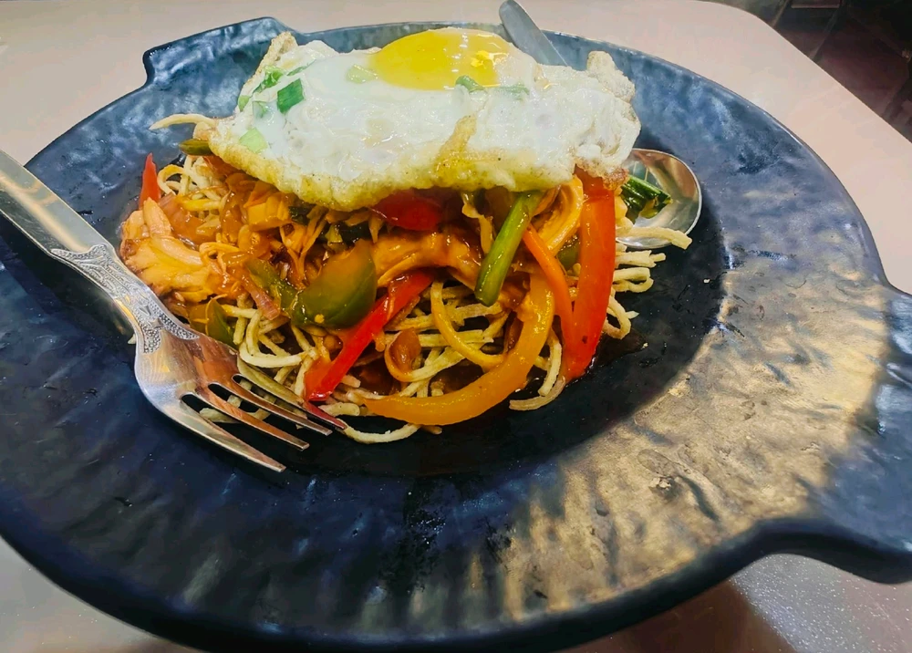 Enjoying Egg Chicken Chop suey 😋🍜