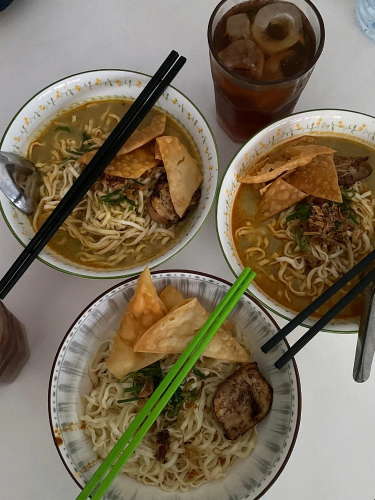 GIF diunggah oleh Adis