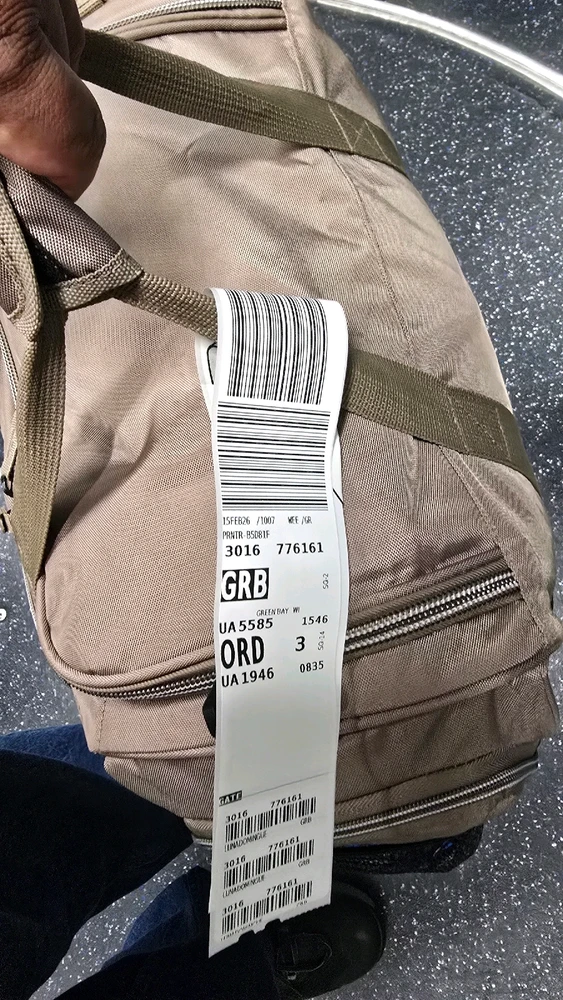 No space overhead, so i had to say bye to my carry-on until my final destination 