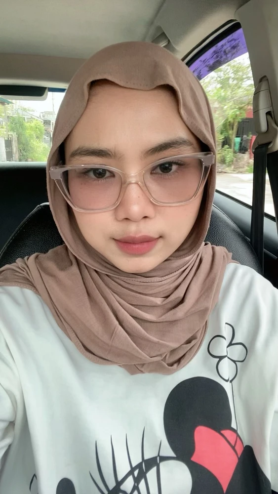 GIF na in-upload ni Clara