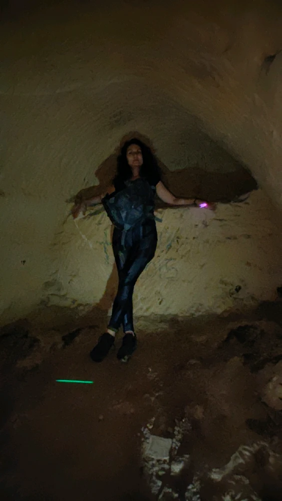 Katakomben, verboten, extrem gefährlich und unter die Erde. Man kann nur 2 Tage übeleben, falls nicht rechtzeitig rauskommt.