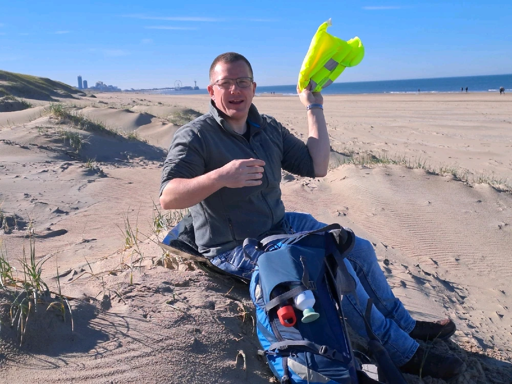 Lunchen op het strand op een duinpannetje... Mn tas ging er net vandoor die kukelde om. Precies op de foto hahaha