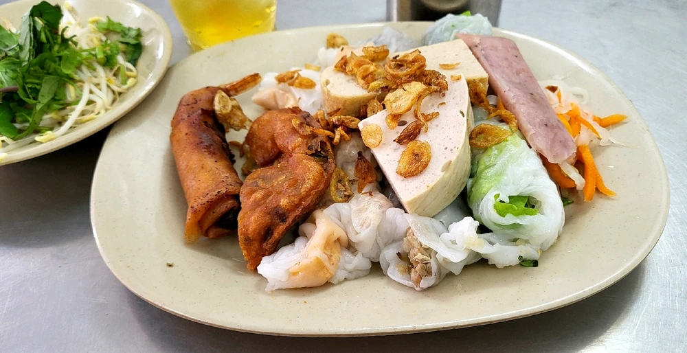 GIF uploaded by Tofu 🍜🍗🍟