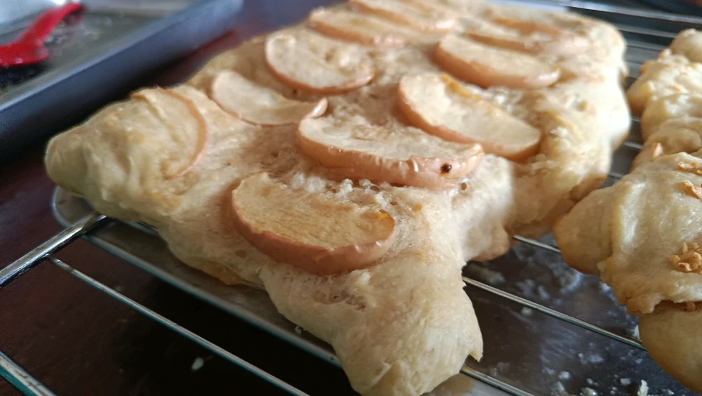 Apple Focaccia

Soft and sweet apple glaze