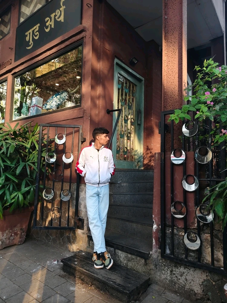 “Just a chill guy who enjoys good vibes, deep conversations, and making people laugh. I value loyalty, respect, and real conn