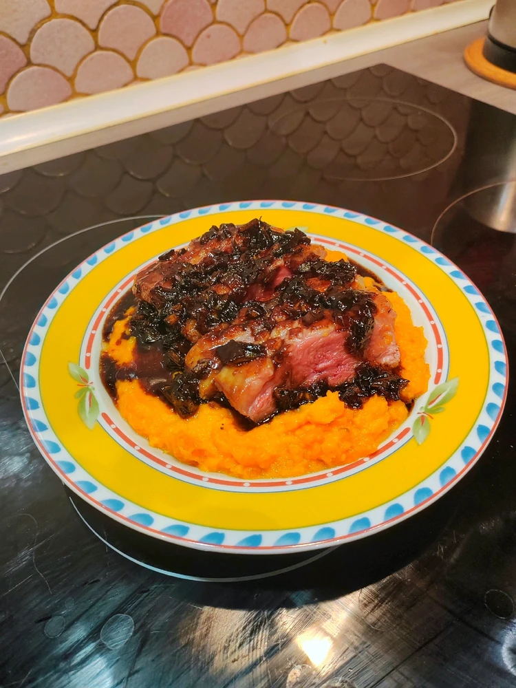 Purée de patates douces avec un magret de canard à une sauce balsamique