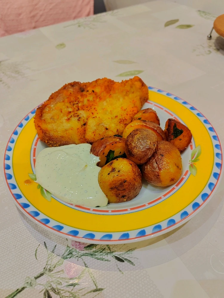 Porc pané avec des pommes de terre rissolées