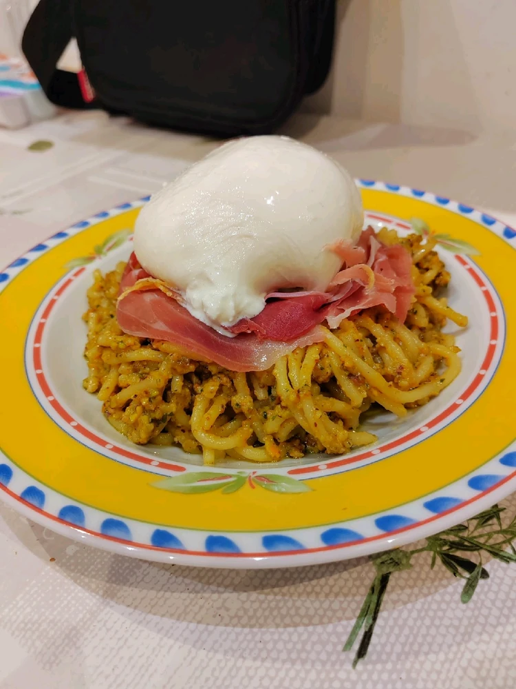 Spaghetti sauce pesto maidon avec du jambon sec et une buratta