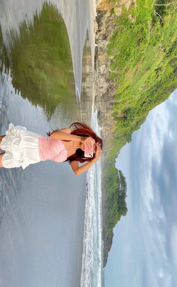 GIF uploaded by Rosee