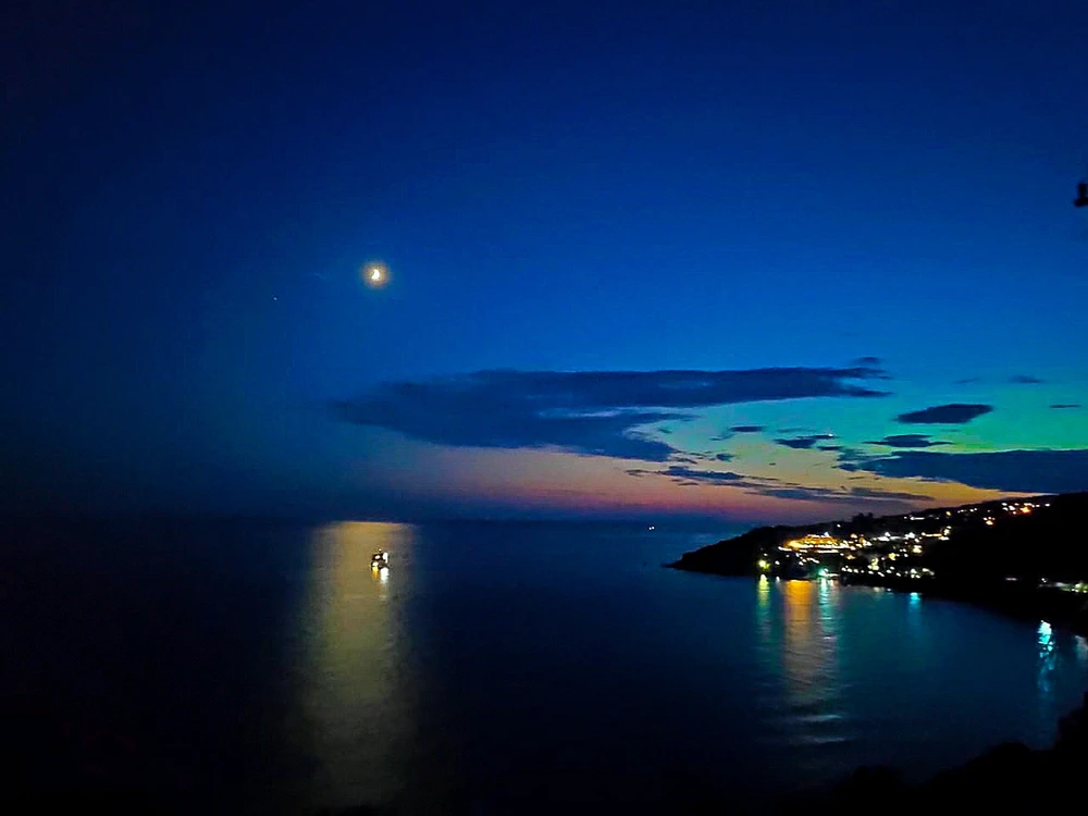 GIF uploaded by Luna