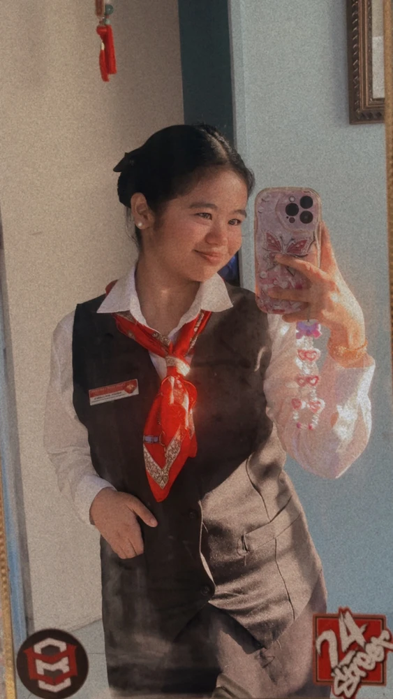 GIF na in-upload ni Claire