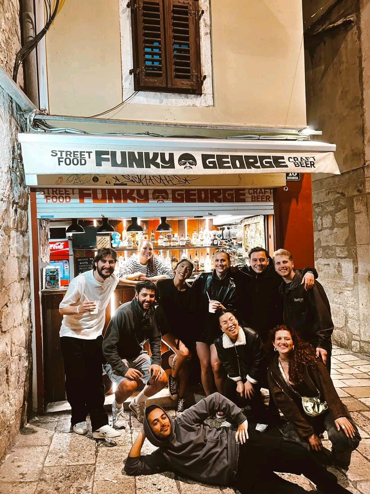 GIF gi-upload ni Alex