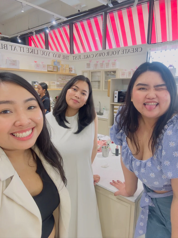 I-upload ni Ava ang larawan
