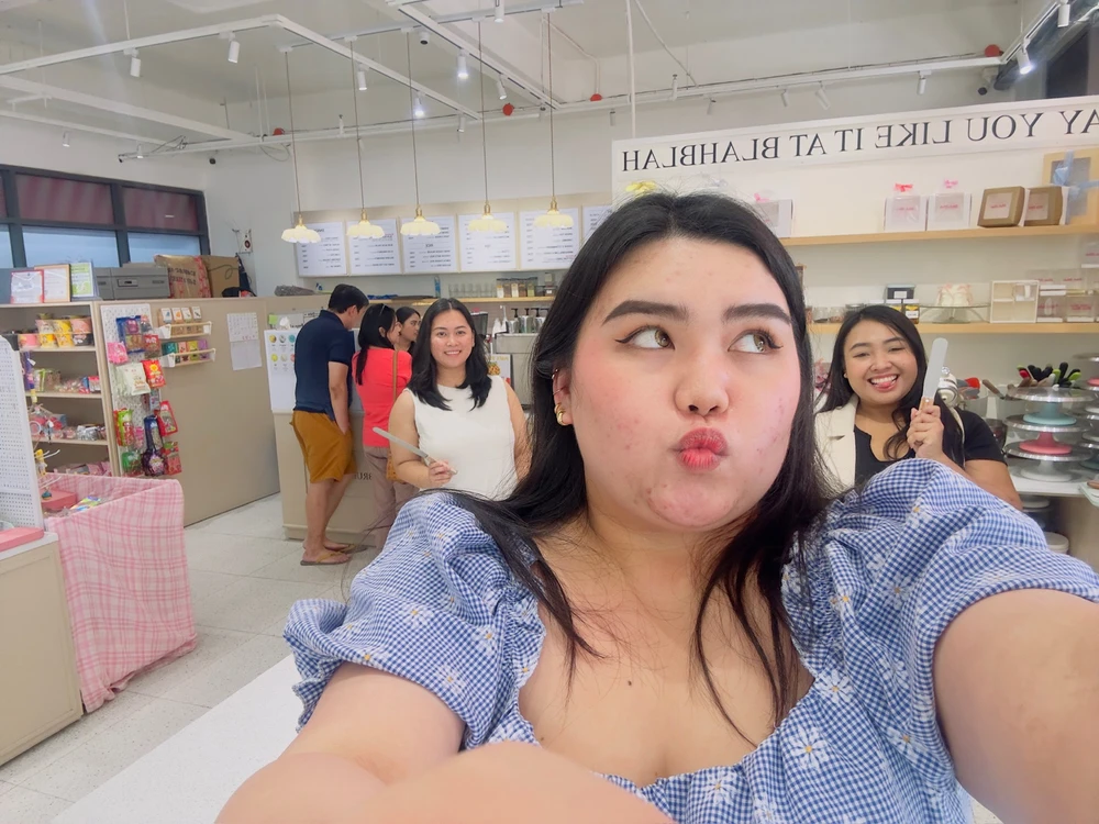 I-upload ni Ava ang larawan