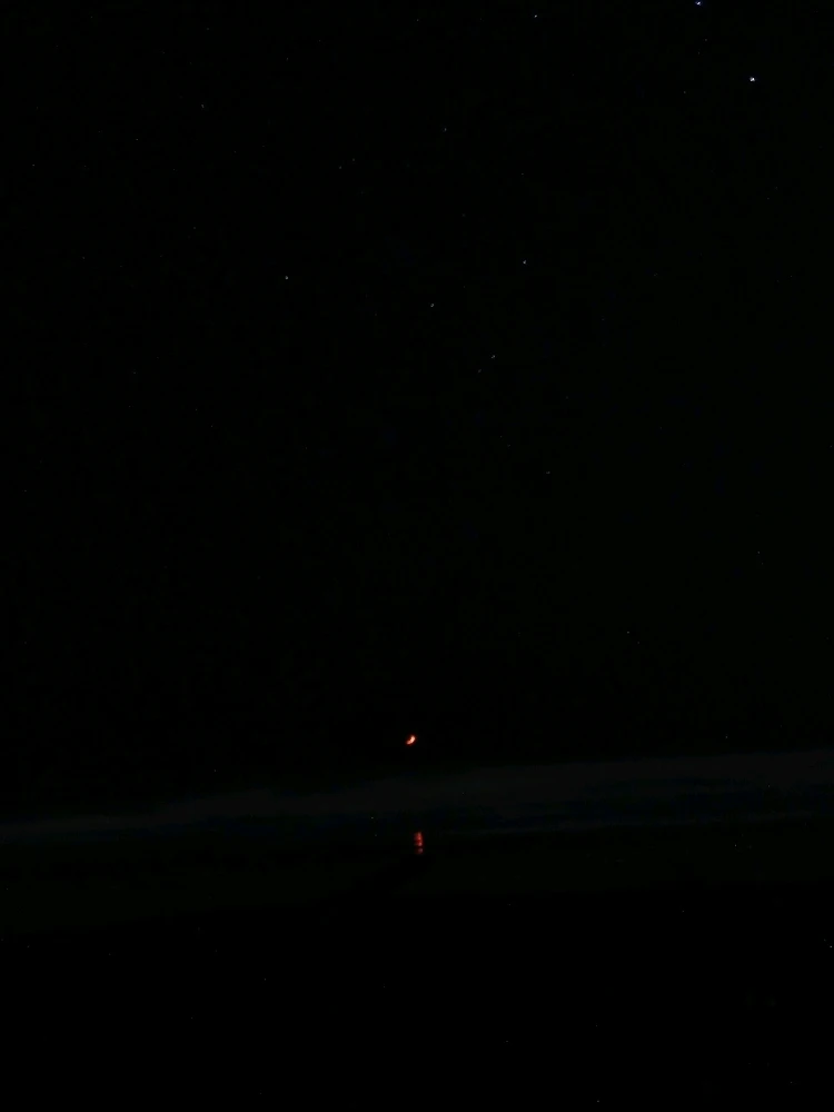 Se supone que es la lunes reflejada en el agua, agranden y suban el brillo (ahí esta la magia)