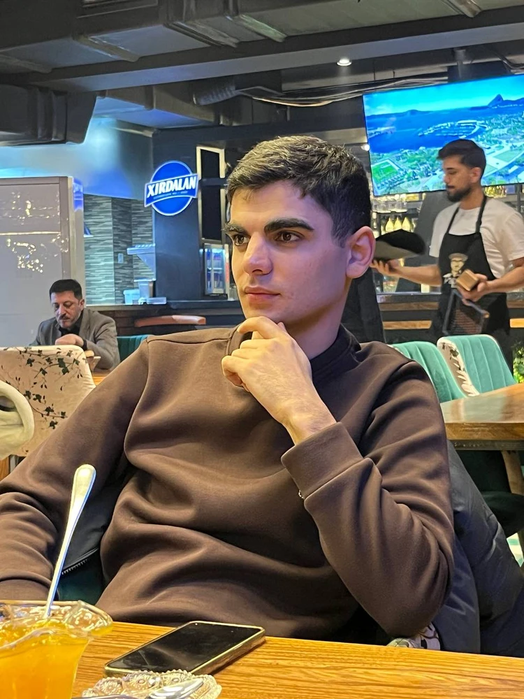 I-upload ni Adil ang larawan