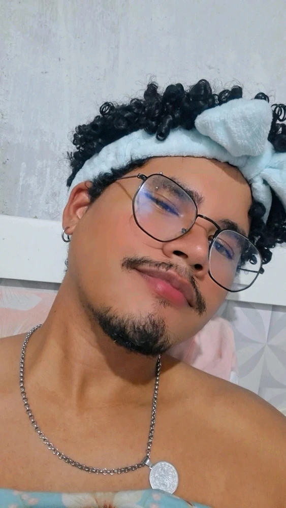 GIF gi-upload ni Douglas