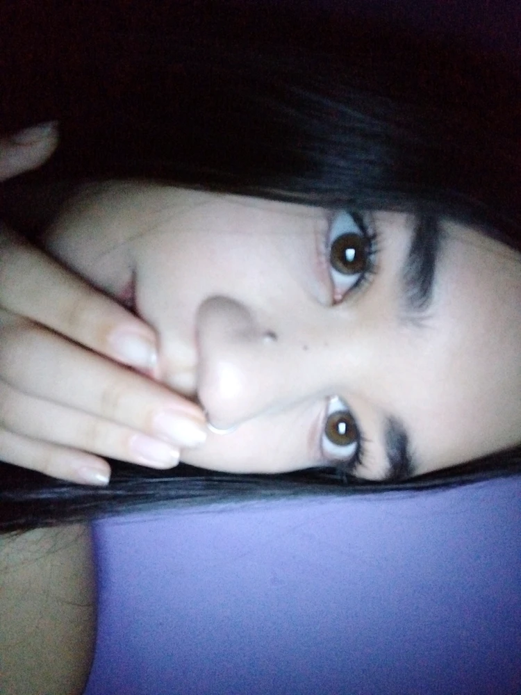 GIF na in-upload ni Laura Yas