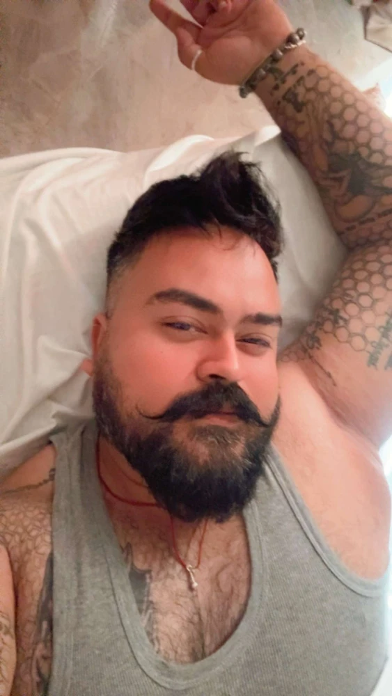 GIF gi-upload ni Max Brar