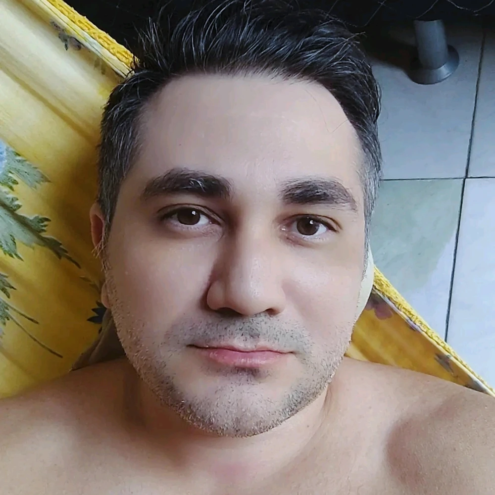 GIF tso los ntawm José Queiroz