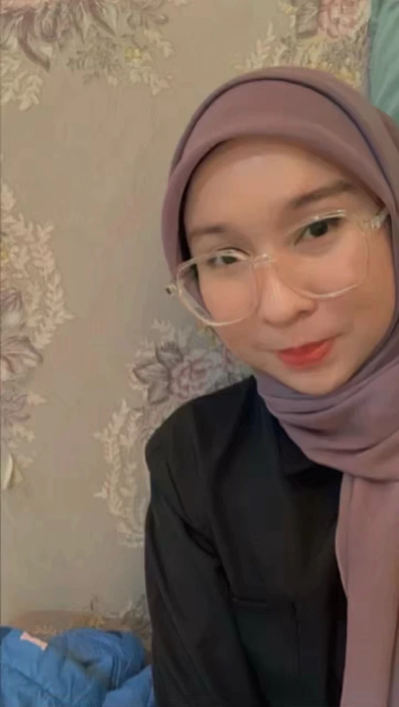 GIF uploaded by Puteri