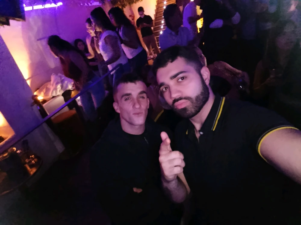 GIF na in-upload ni Adrián