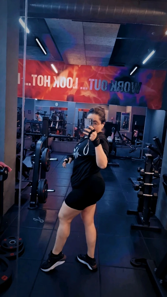 GIF tso los ntawm Anahí