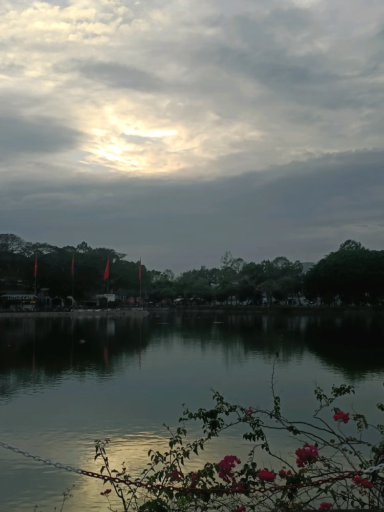 GIF uploaded by Tường Vy