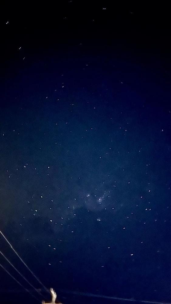 Noite estrelada na cidade sem luz