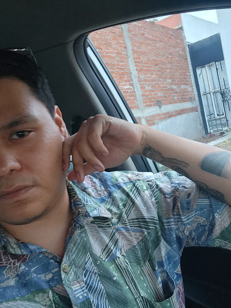 GIF gi-upload ni Chris