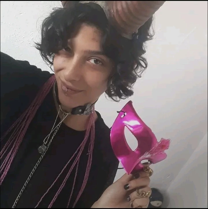 Probaba esa tarde un par de productos la sexshop de unas amigas en víspera de su boda
