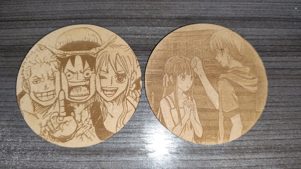 Posavasos de "One Piece" Donde salen Zoro, Luffy y Nami, como si posarán para una foto y "Fruits Basket" Tooru y Kyo.
