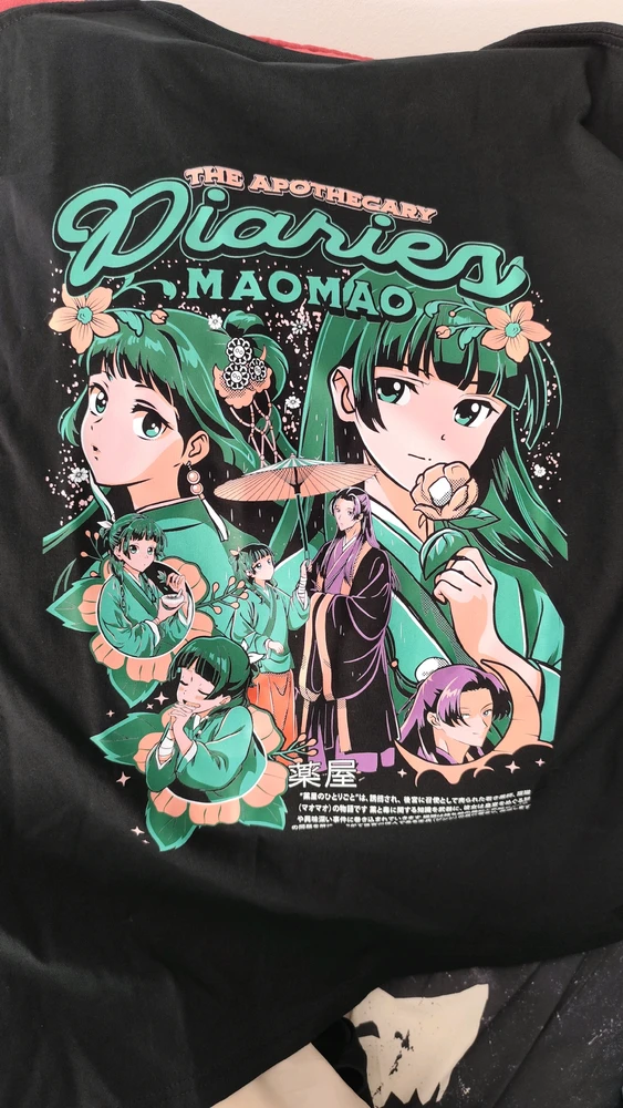 La camiseta por la espalda, donde se ve a Maomao con muchas de sus caras.