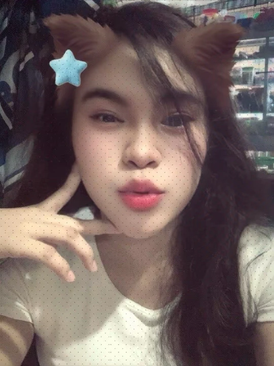 GIF na in-upload ni Angeline Lee