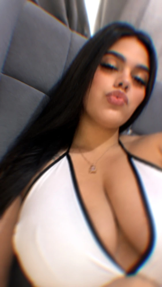 GIF na in-upload ni Laura