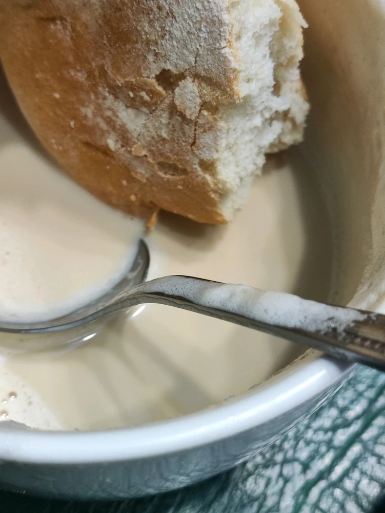 Pan sumergido en Dalgona (café batido con leche)