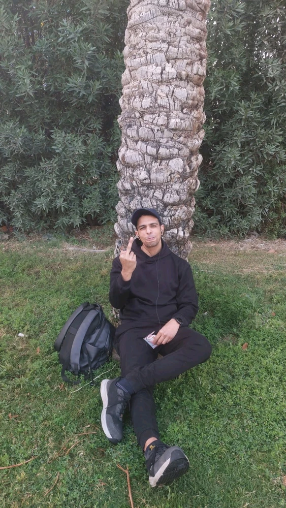 GIF uploaded by R Λ V E N