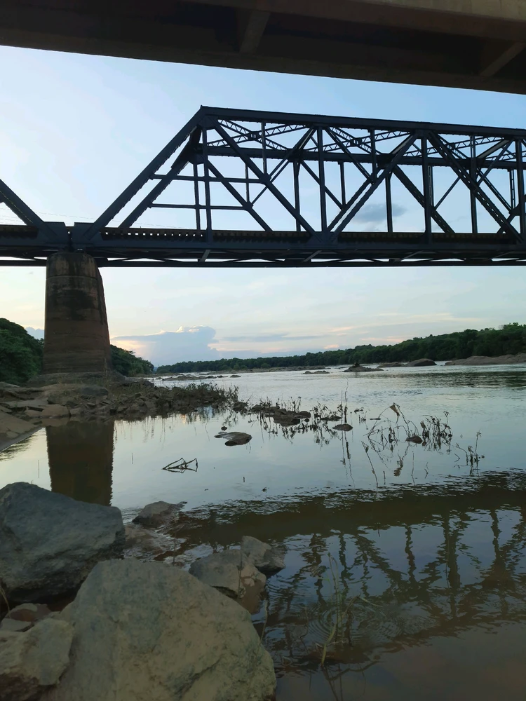 Entardecer no pontilhão.