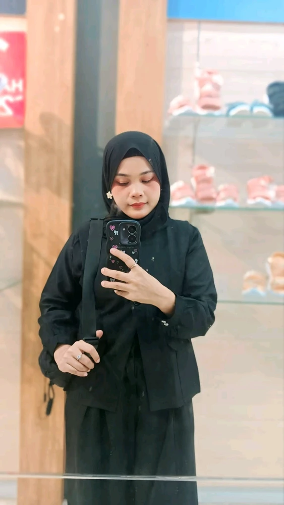 GIF diunggah oleh Amina