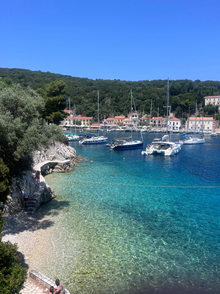 GIF uploaded by Ana