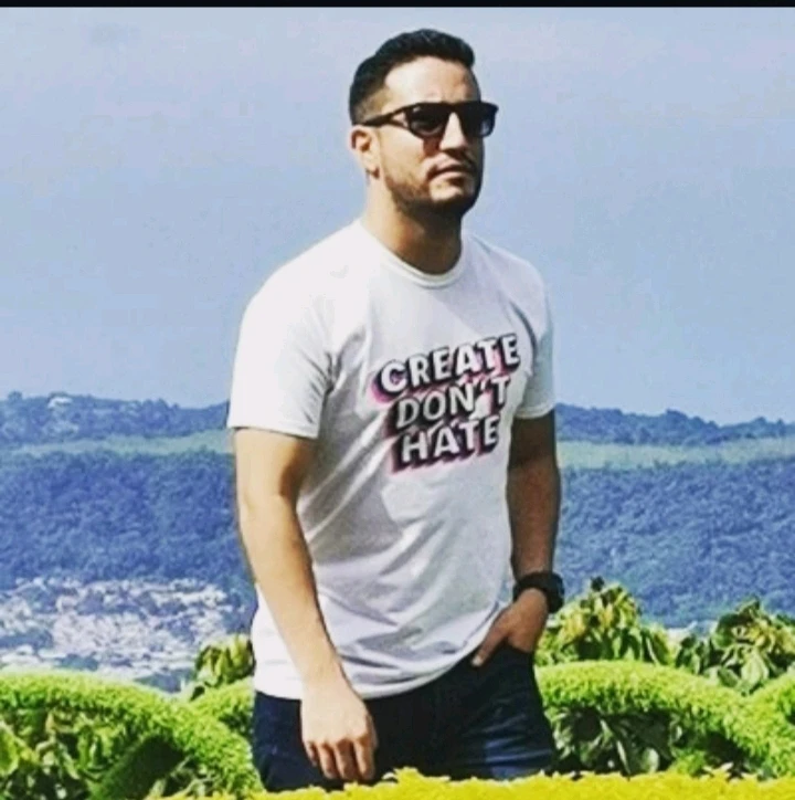 GIF nke Gus bugoro