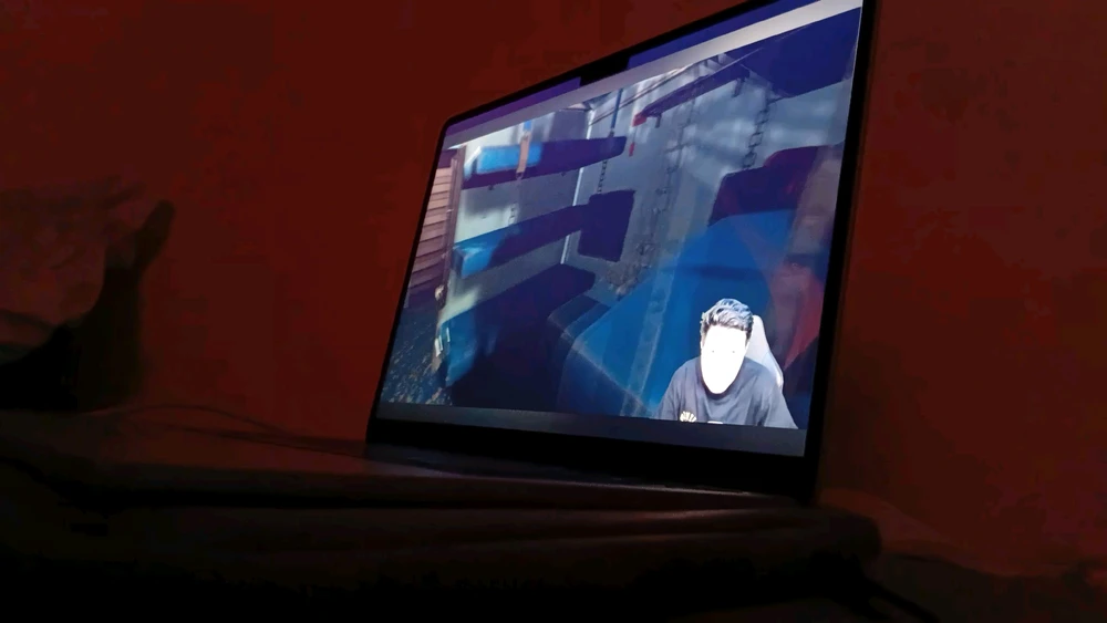 GIF eropgeluede vum Zoya S