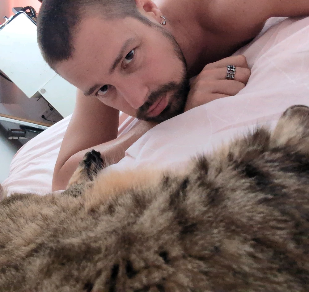 GIF tso los ntawm Dusty