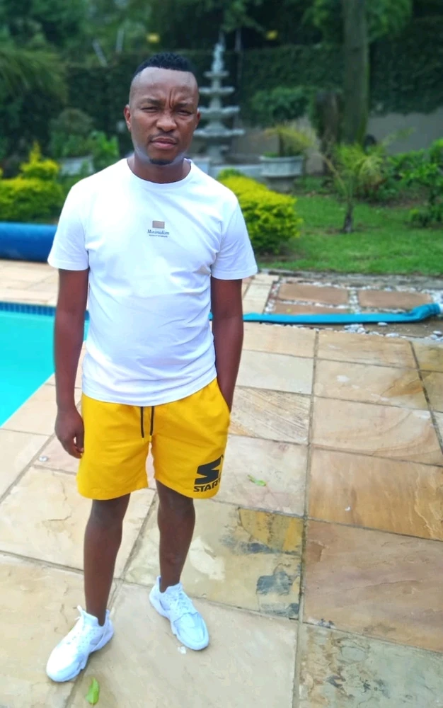 GIF eropgeluede vum Tshepo