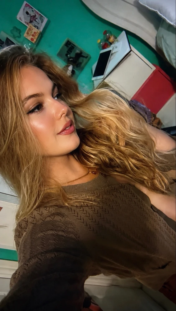 GIF رفعها Courtney